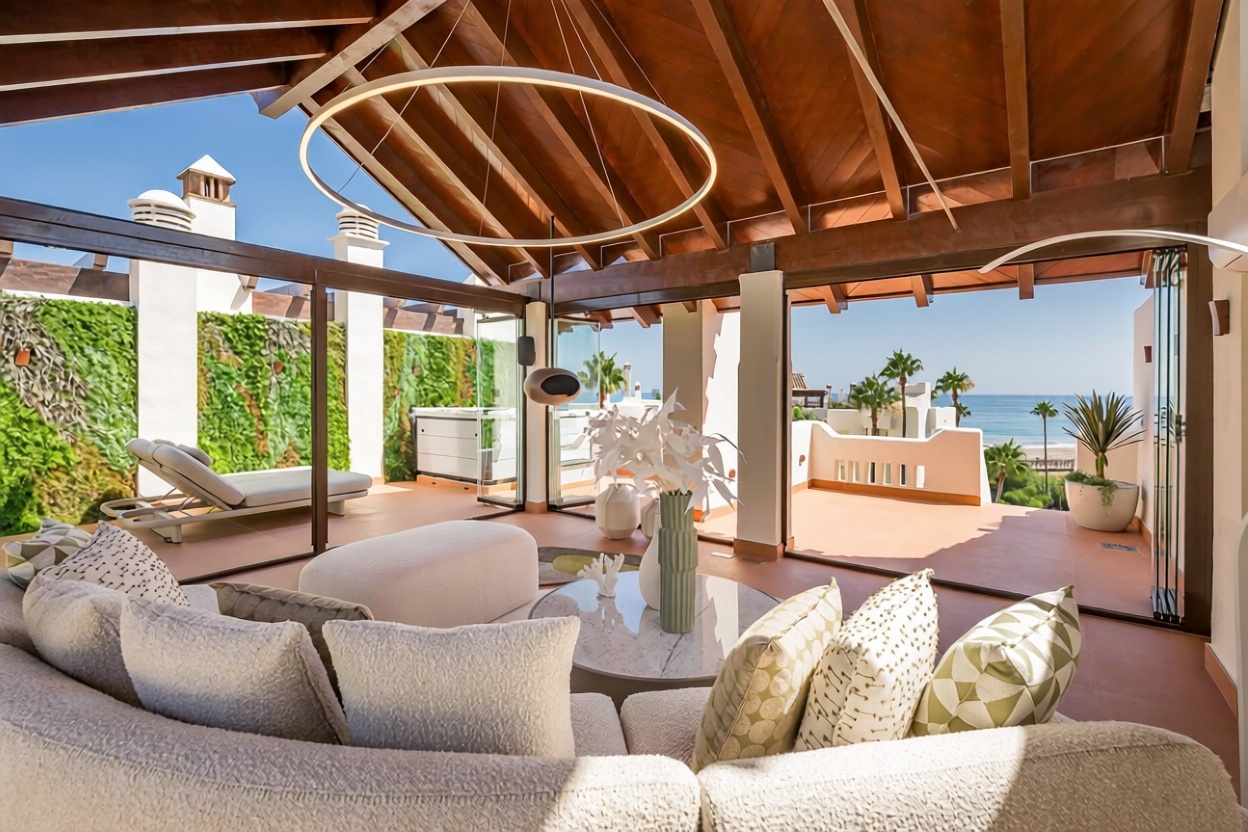 Ático en primera línea de mar en Estepona — Terraza mar