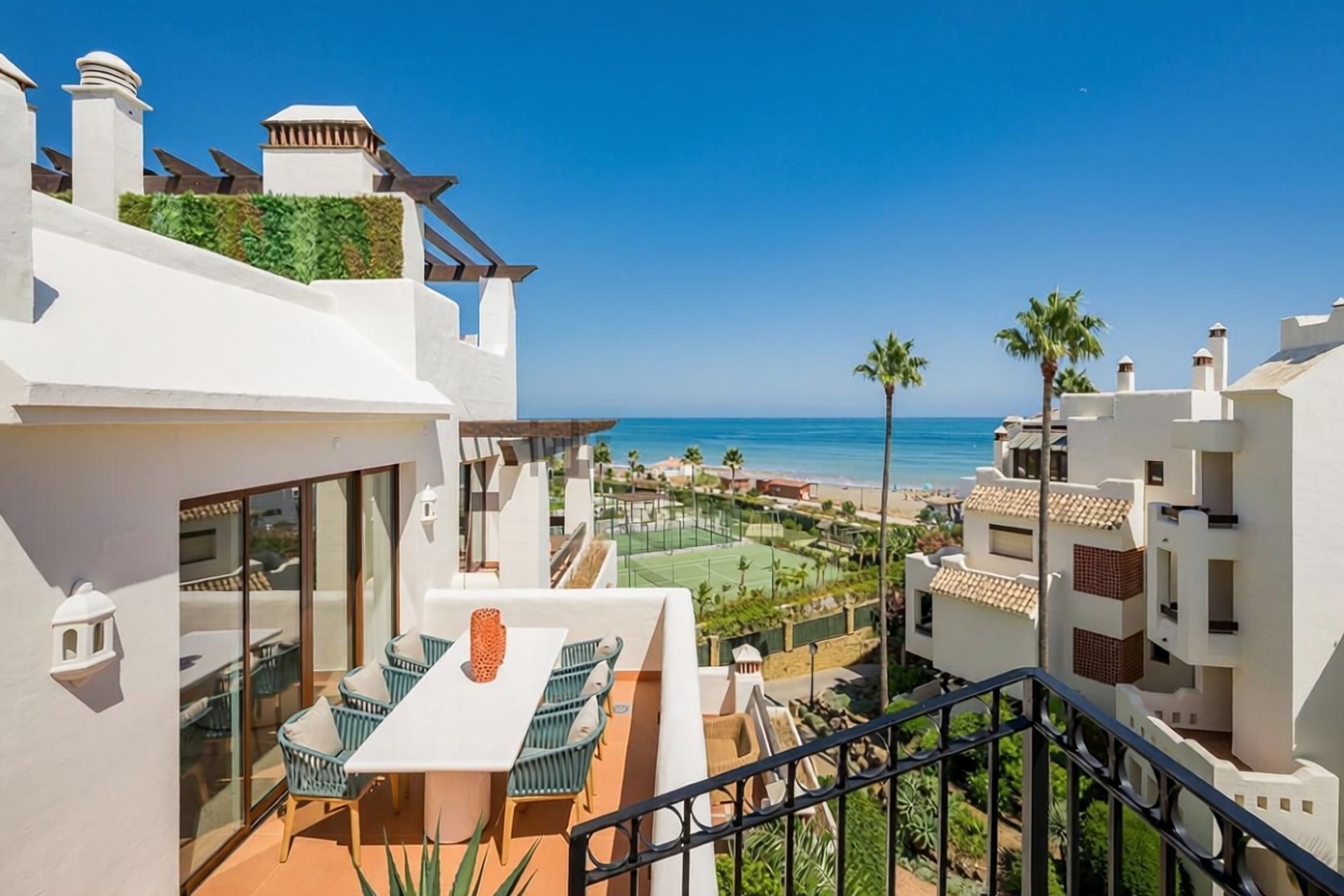 Appartement en attique en première ligne de mer à Estepona — Terrasse mer
