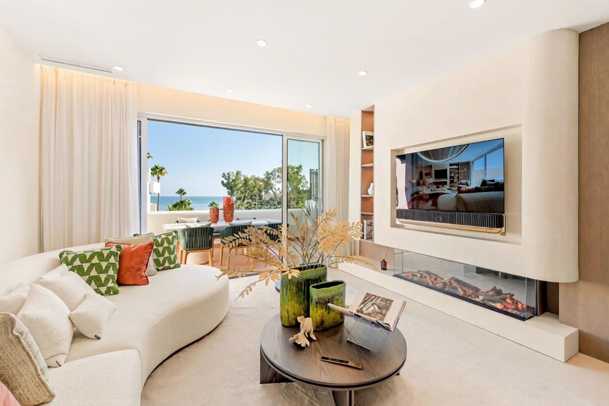 Appartement en attique en première ligne de mer à Estepona — Séjour