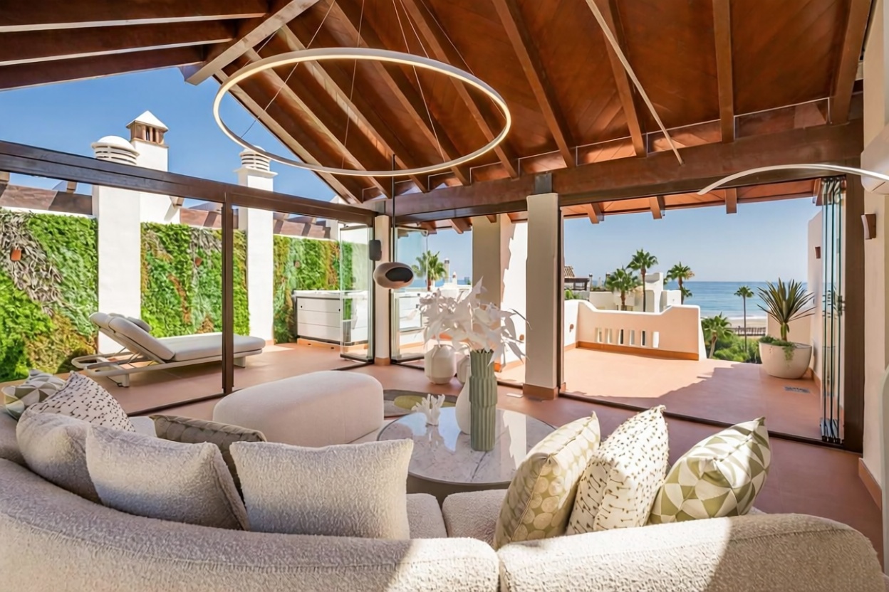 Appartement en attique en première ligne de mer à Estepona — Terrasse mer