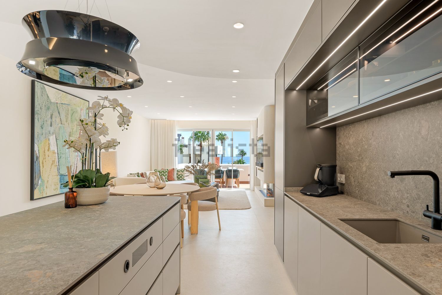 Duplex en première ligne de plage à Estepona — Cuisine