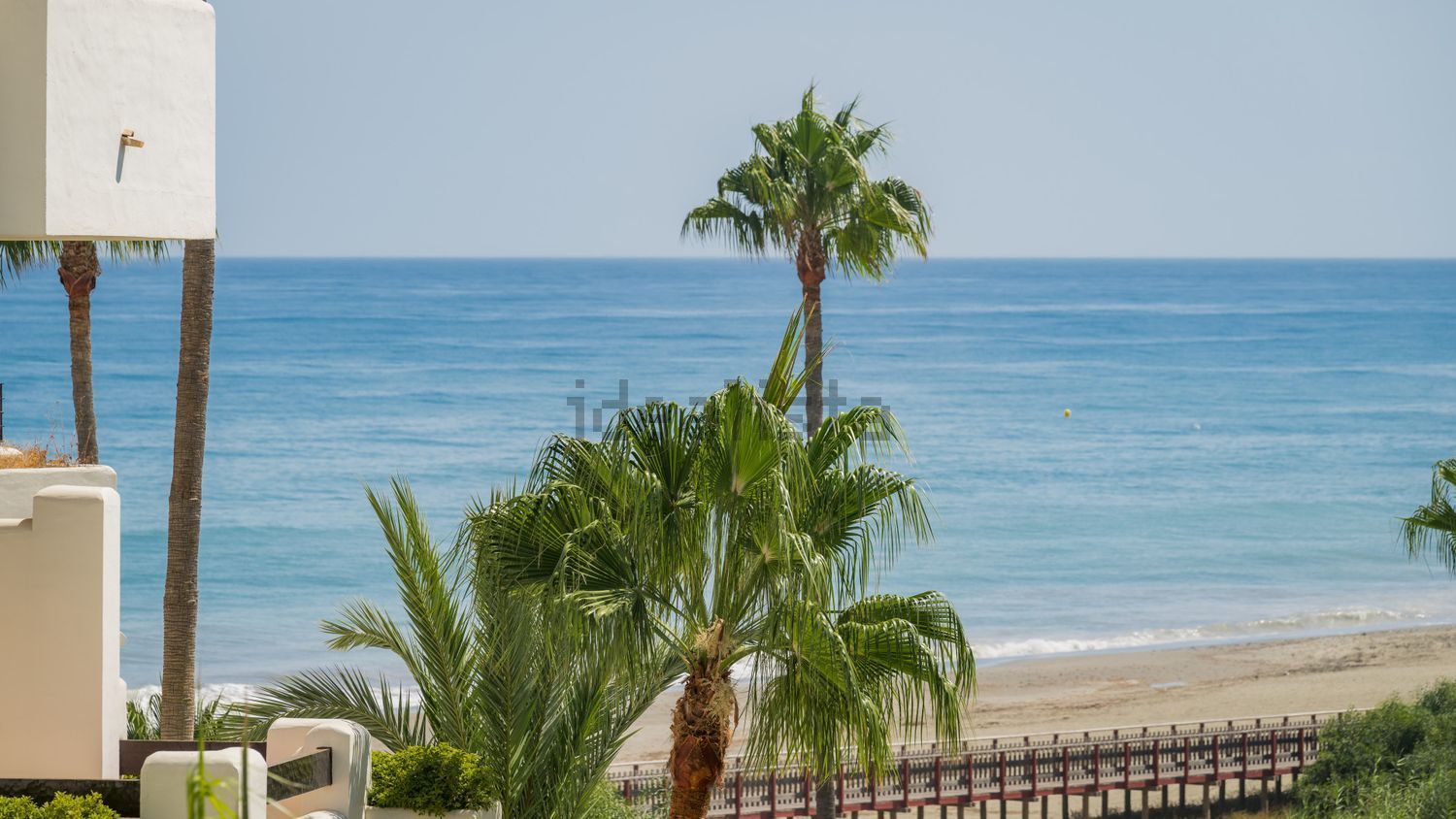 Ático en primera línea de mar en Estepona — Vista mar