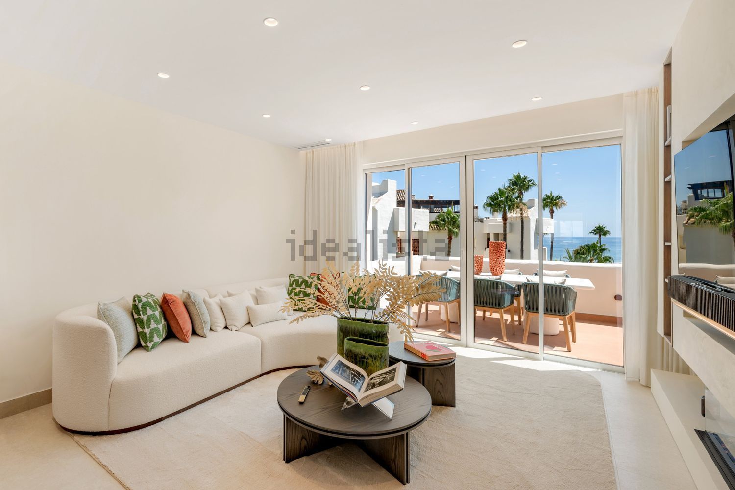 Ático en primera línea de mar en Estepona — Salón