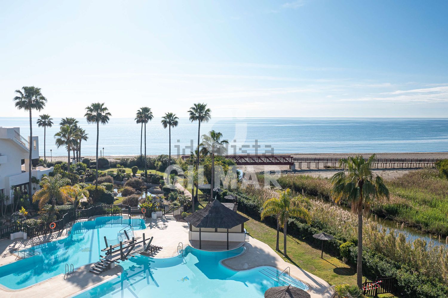 Ático en primera línea de mar en Estepona — Vista mar