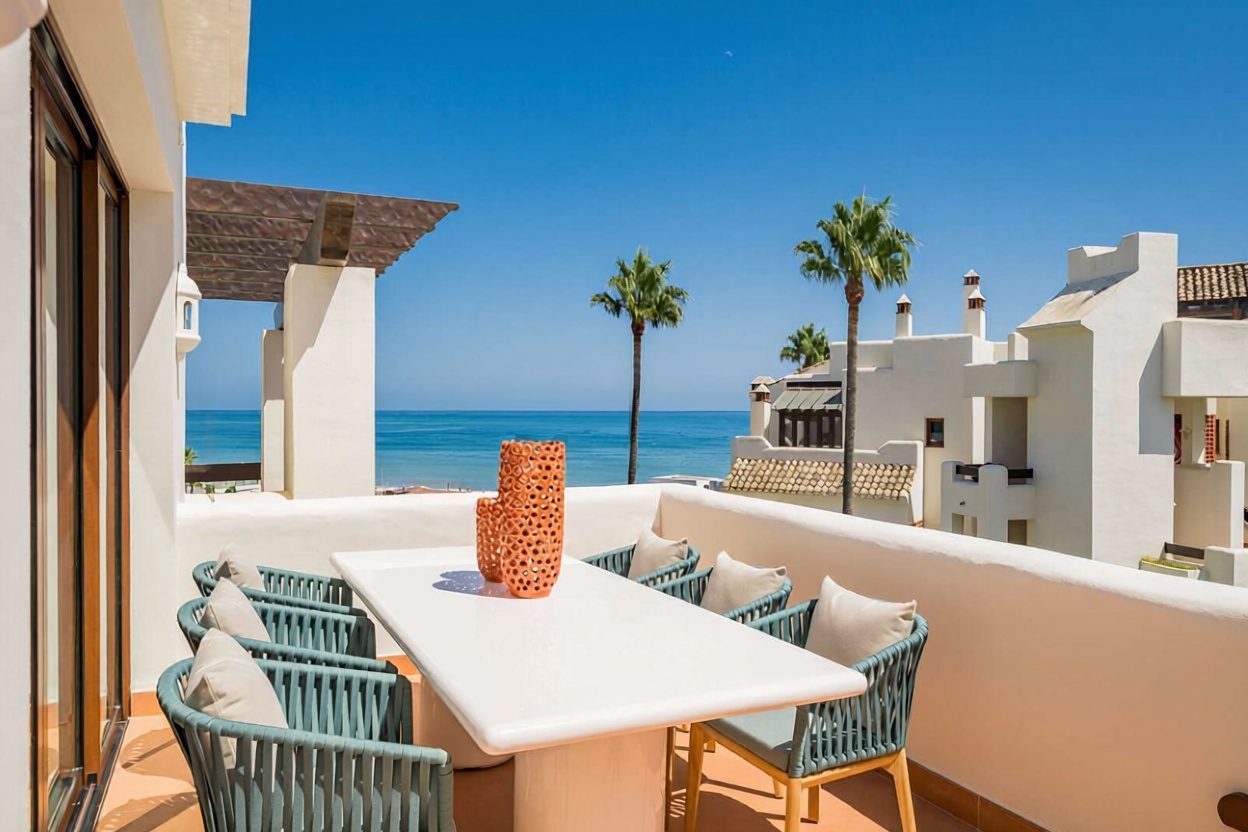 Appartement en attique en première ligne de mer à Estepona — Terrasse mer