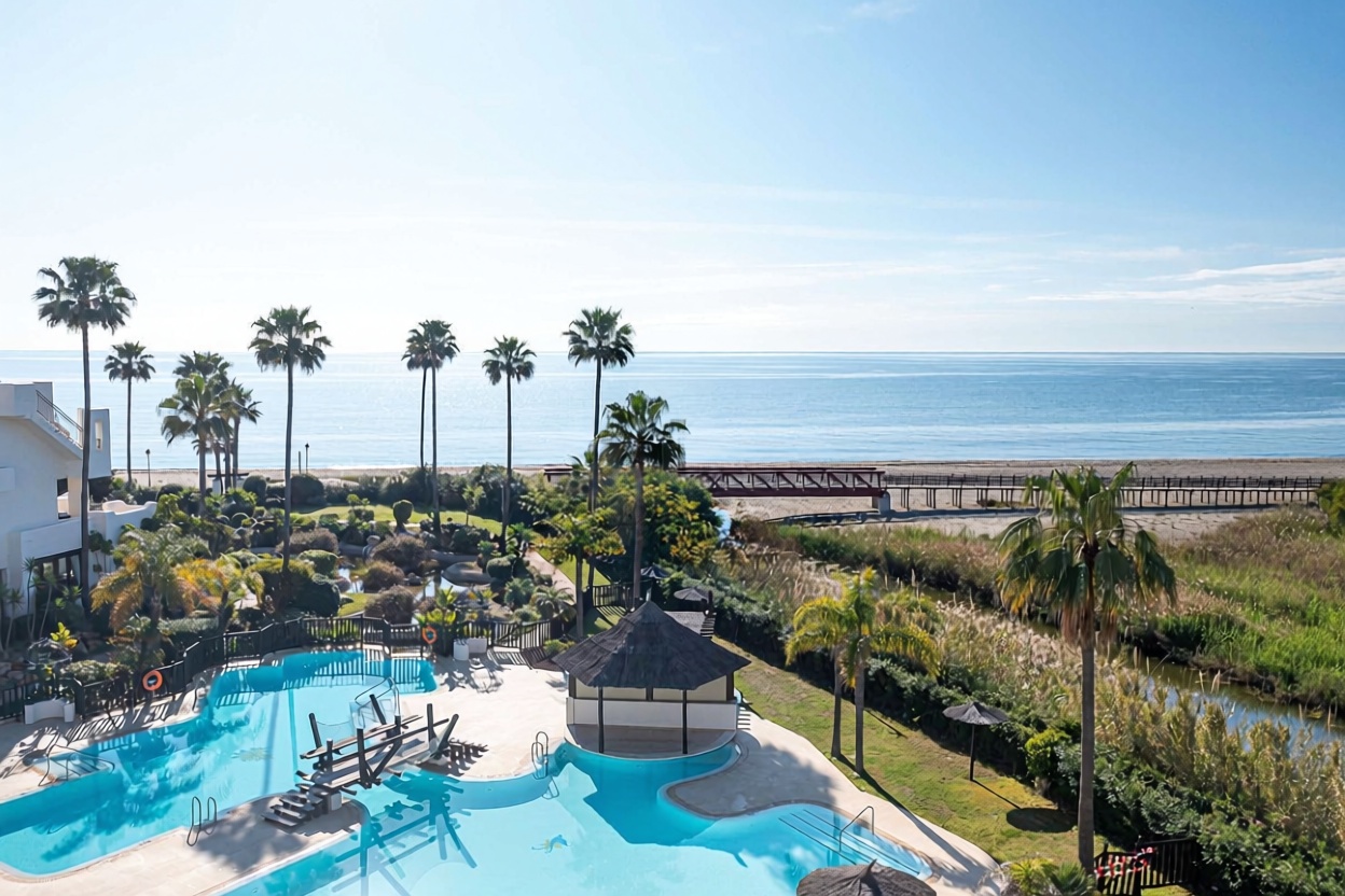 Appartement en attique en première ligne de mer à Estepona — Vue mer