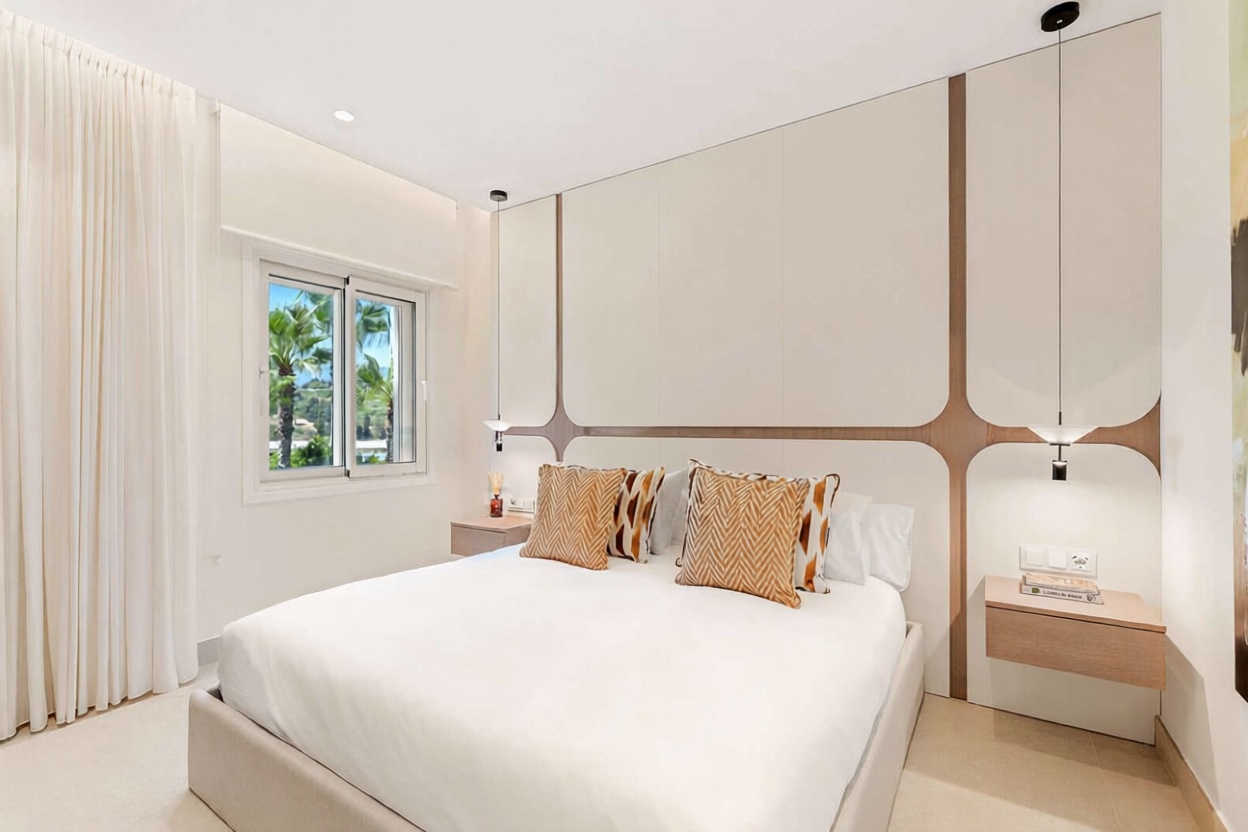 Appartement en attique en première ligne de mer à Estepona — Chambre