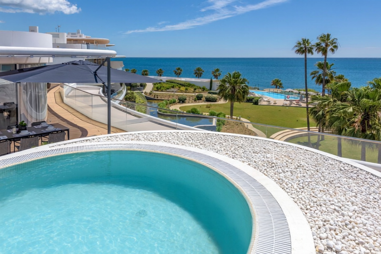 Ático en primera línea de mar en Estepona