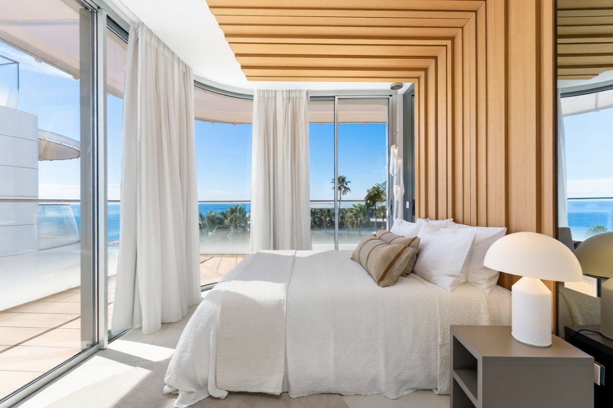 Seafront attic in Estepona — Bedroom
