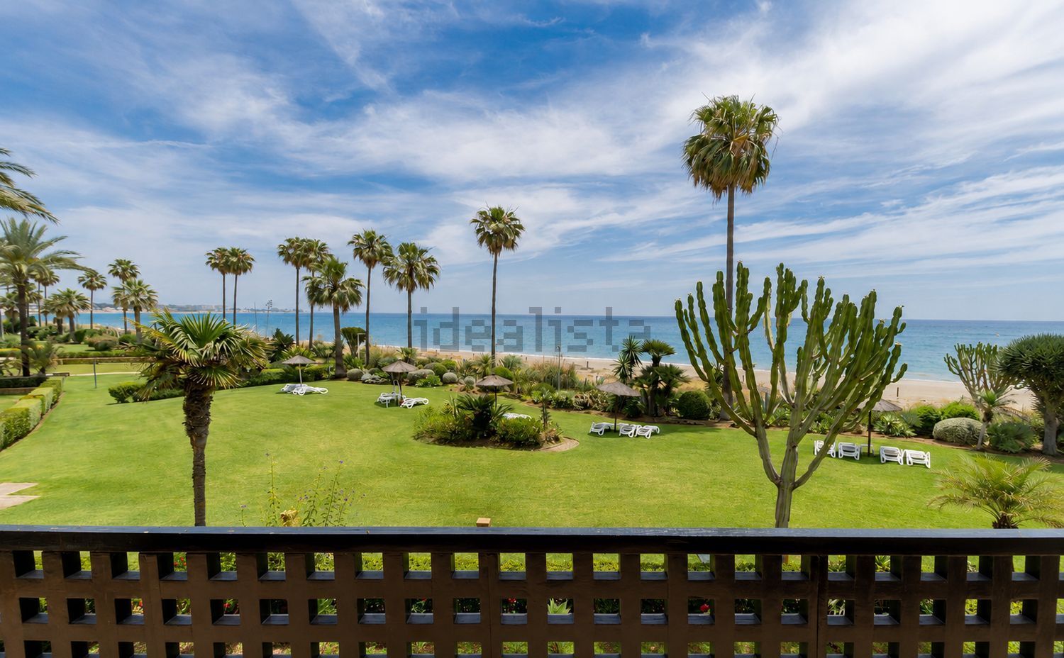 Beachfront flat in Estepona — Sea view