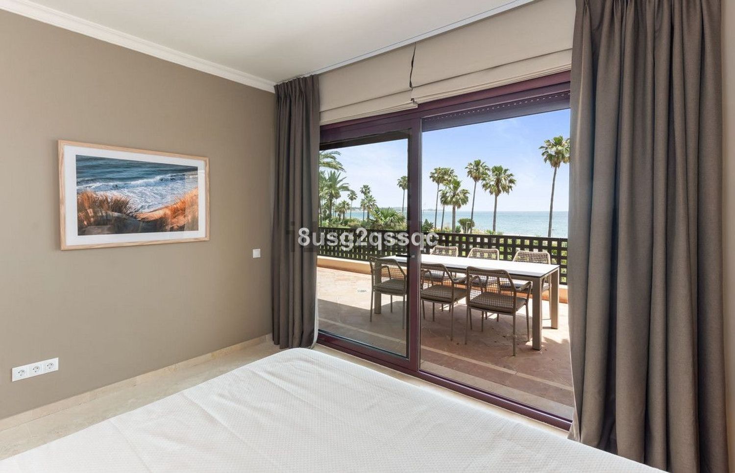 Beachfront flat in Estepona — Bedroom