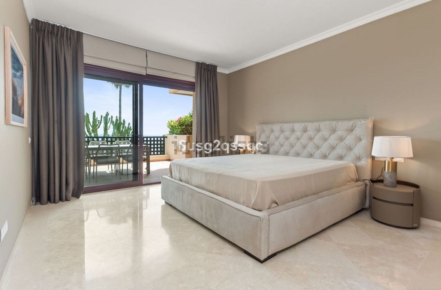 Beachfront flat in Estepona — Bedroom