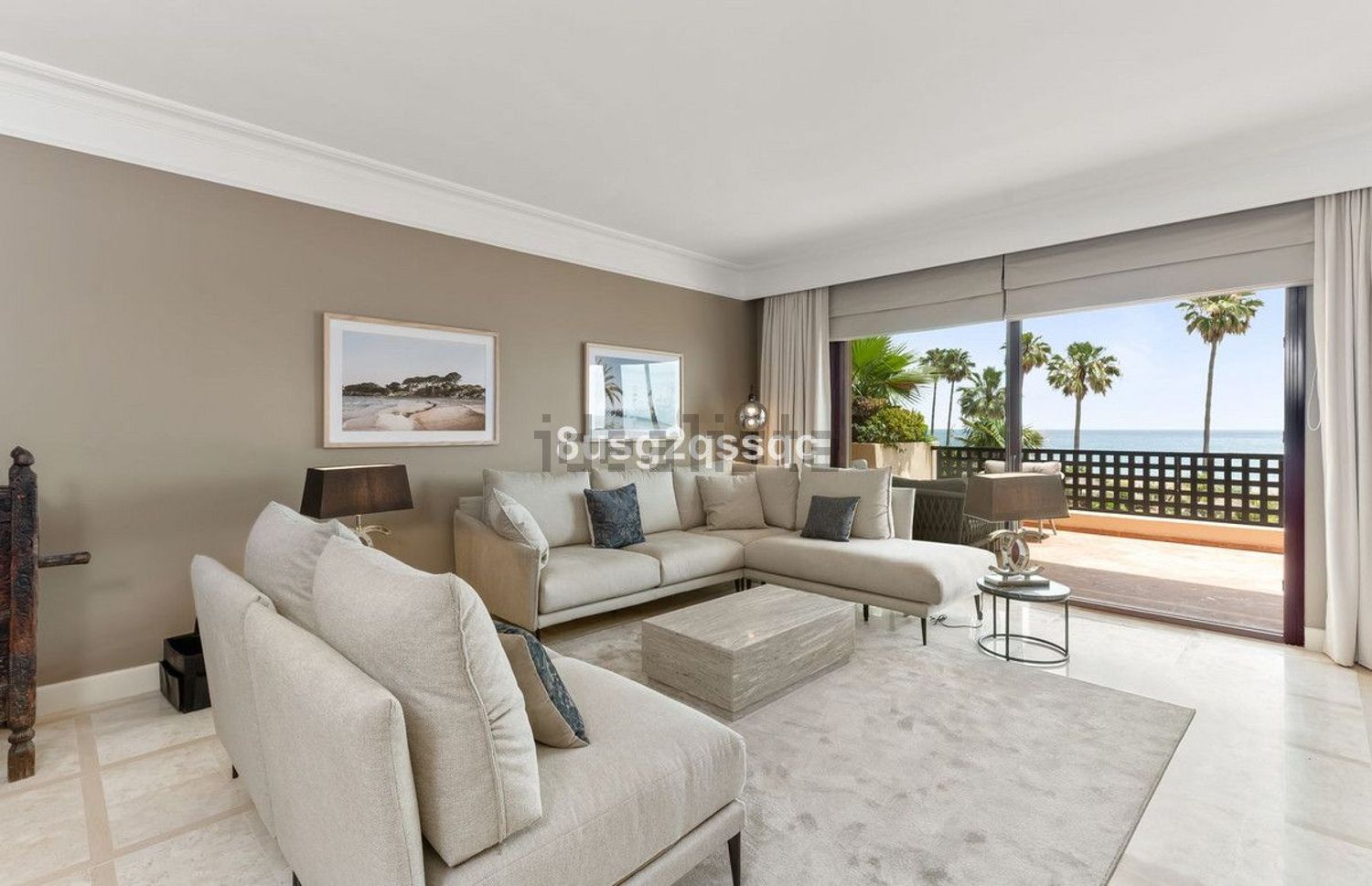 Beachfront flat in Estepona — Living room