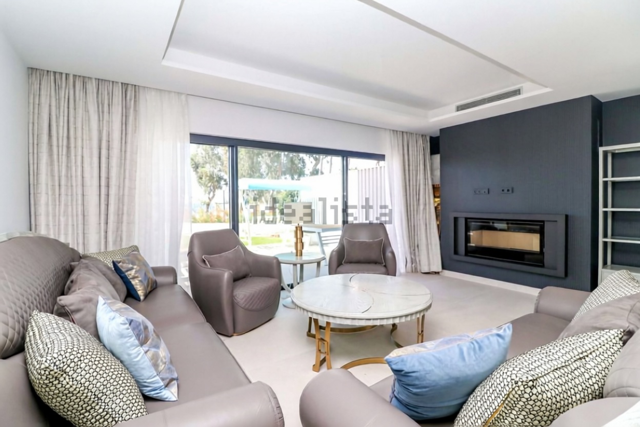 Chalet avec accès direct à la plage à Estepona — Séjour