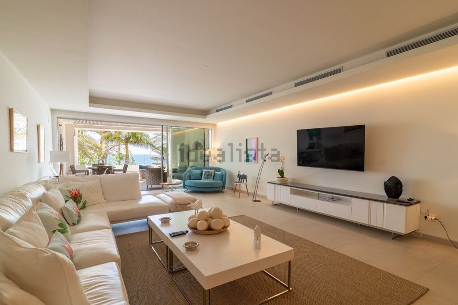 Beachfront flat in Estepona — Living room