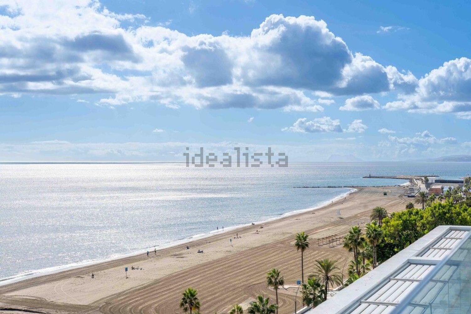 Beachfront flat in Estepona — Sea view