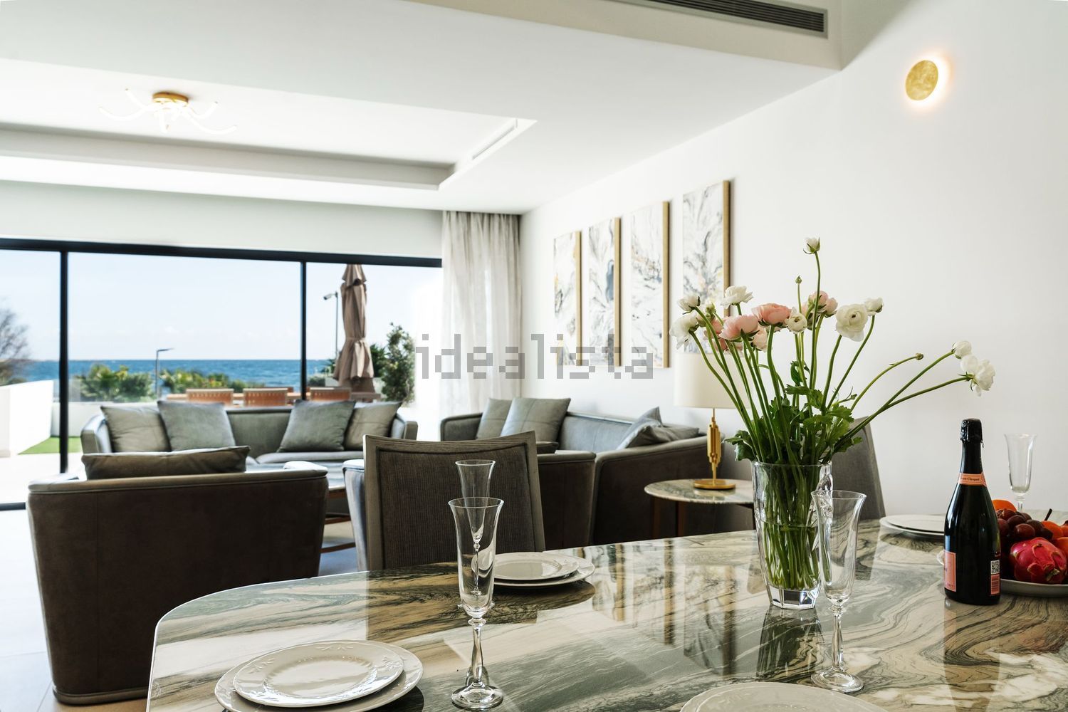 Chalet con acceso directo a playa en Estepona — Comedor