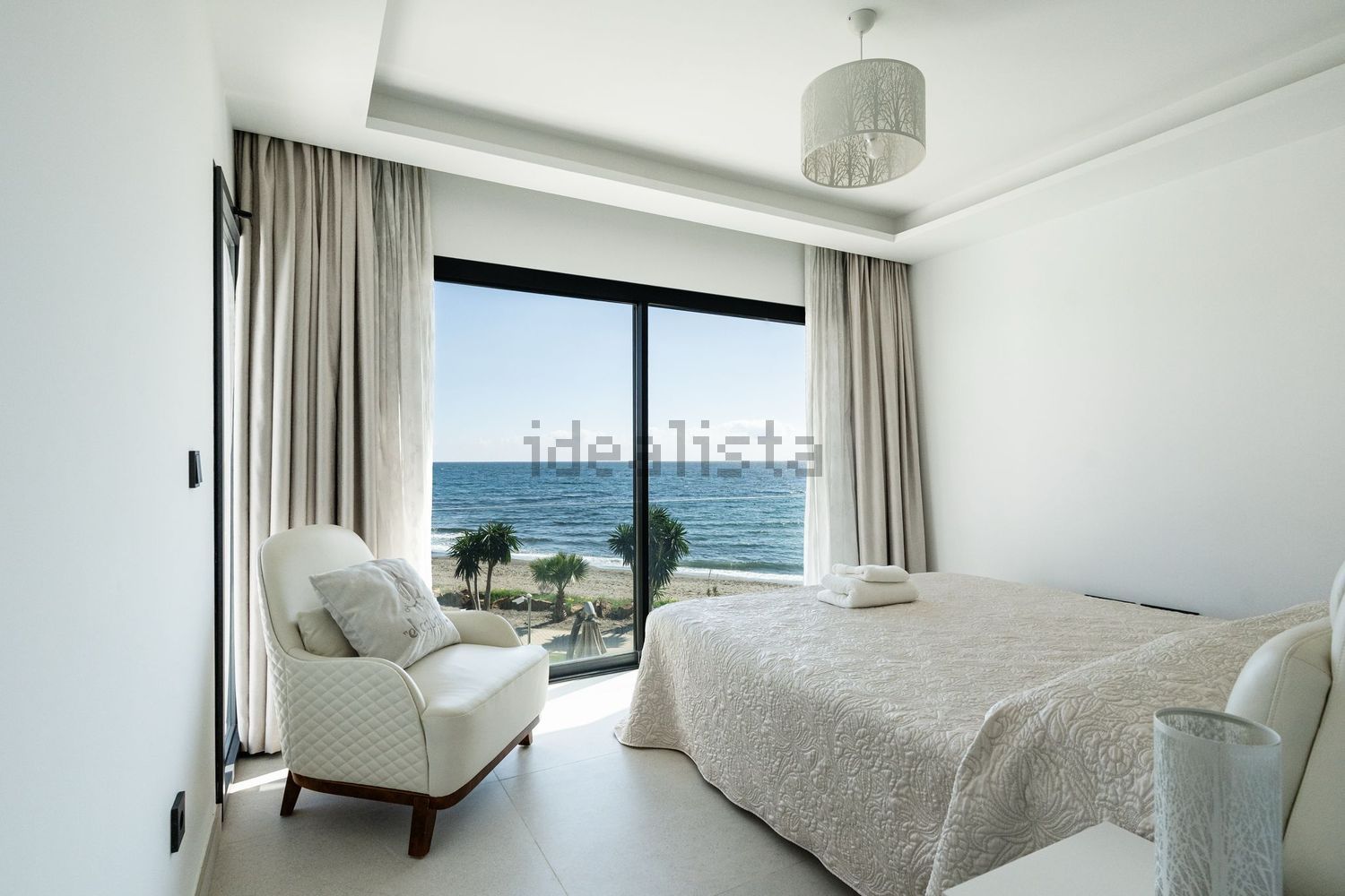 Chalet con acceso directo a playa en Estepona — Dormitorio