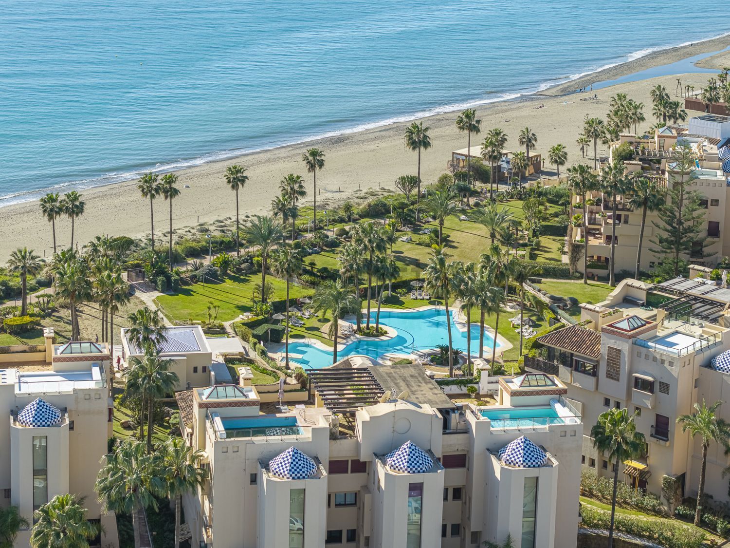 Villa mit direkter Strandzugang in Estepona — Luftbild
