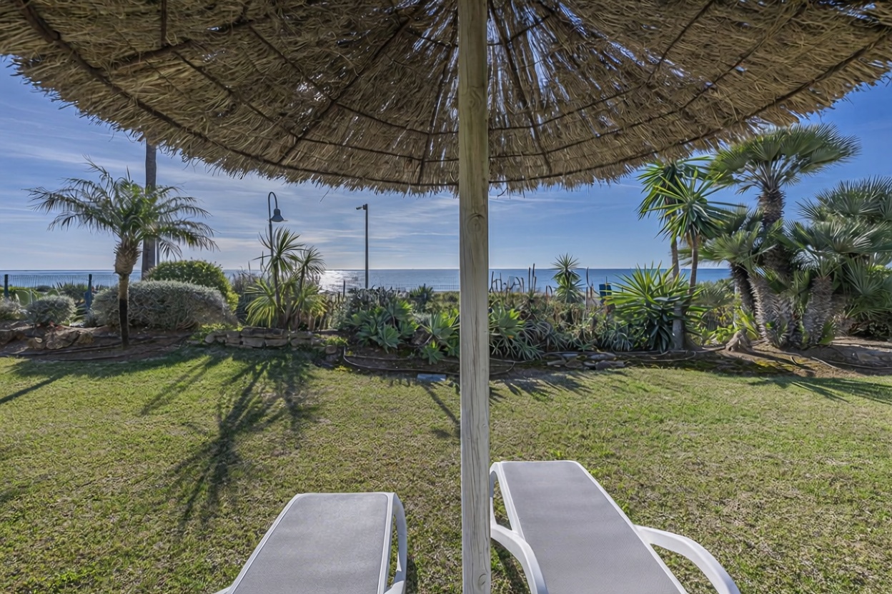 Villa mit direkter Strandzugang in Estepona — Meerblick