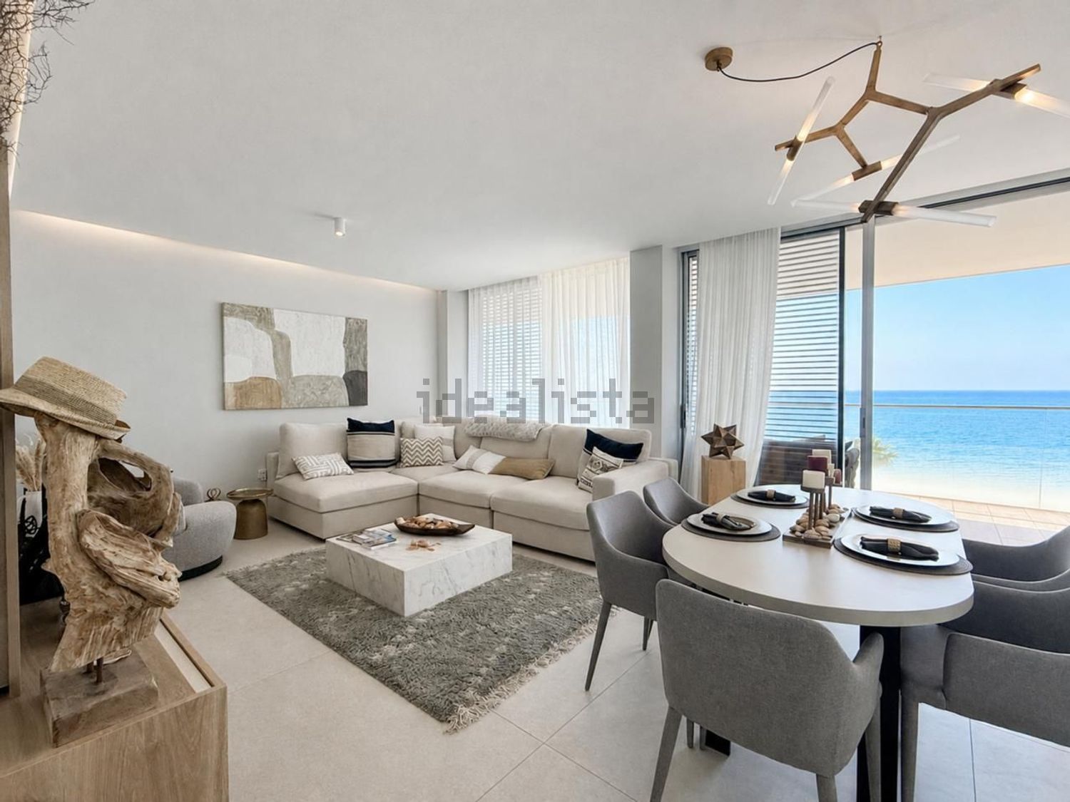 Beachfront flat in Estepona — Living room