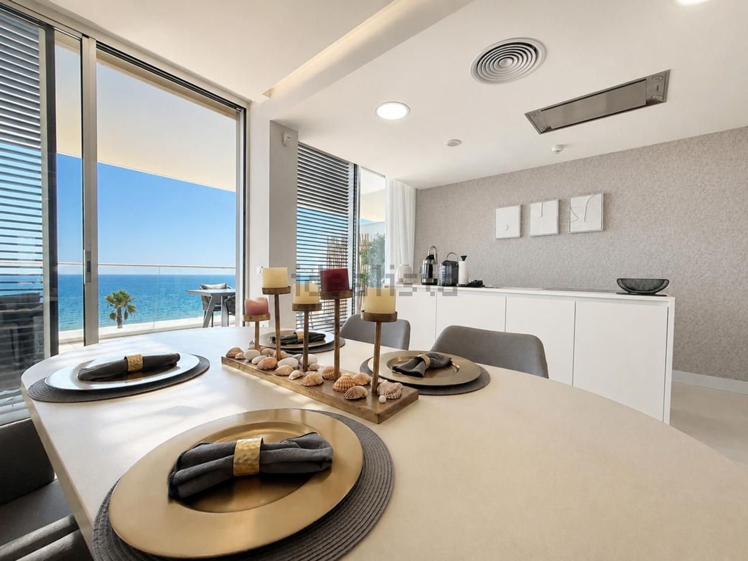 Beachfront flat in Estepona — Dining room