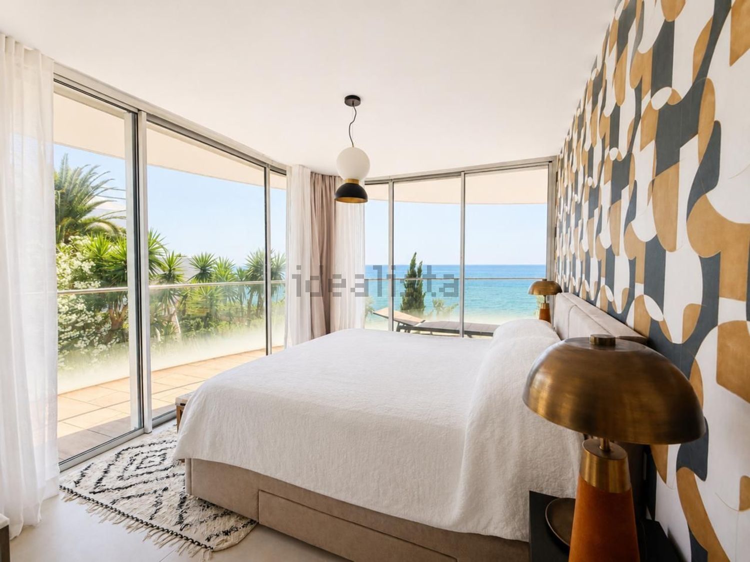 Beachfront flat in Estepona — Bedroom