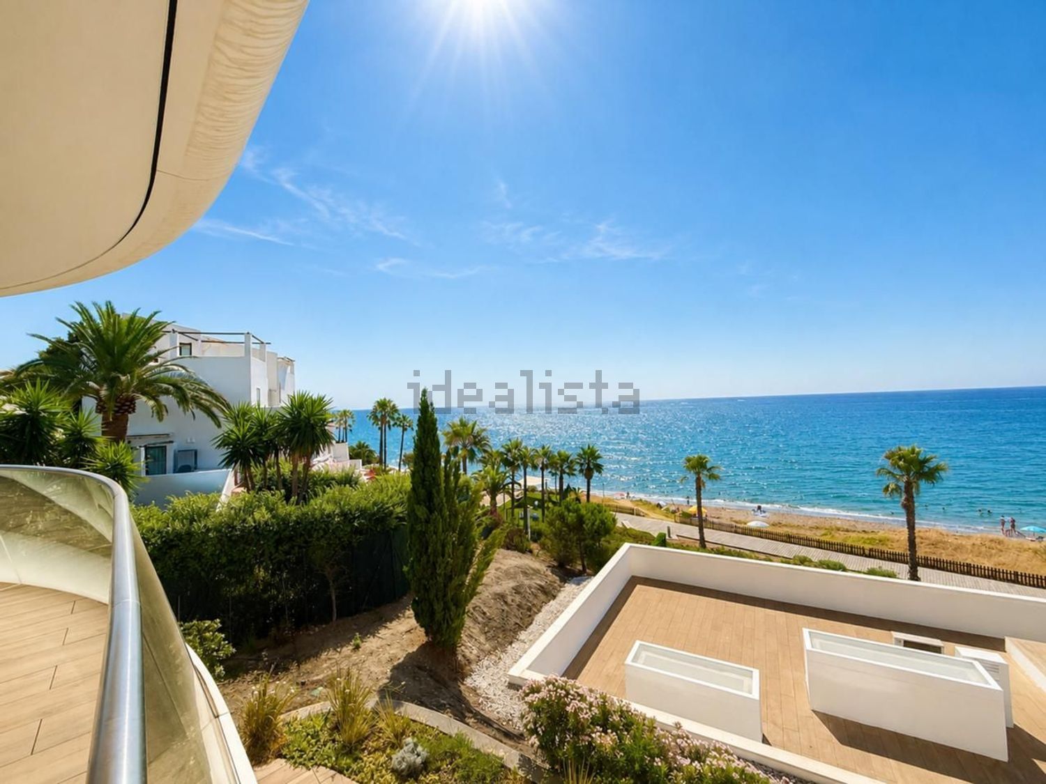 Beachfront flat in Estepona — Sea view