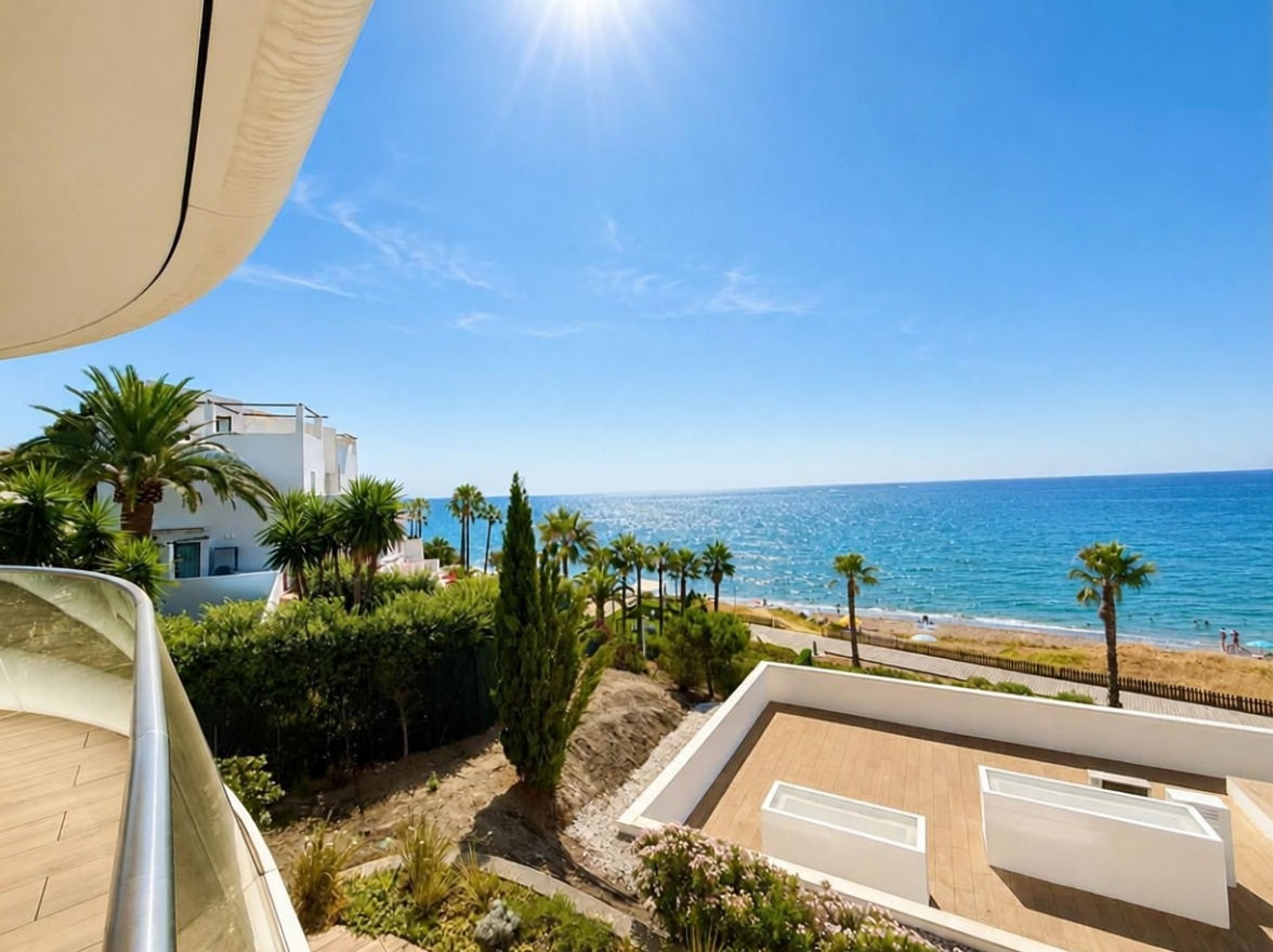 Apartamento em primeira linha de praia em Estepona — Vista mar