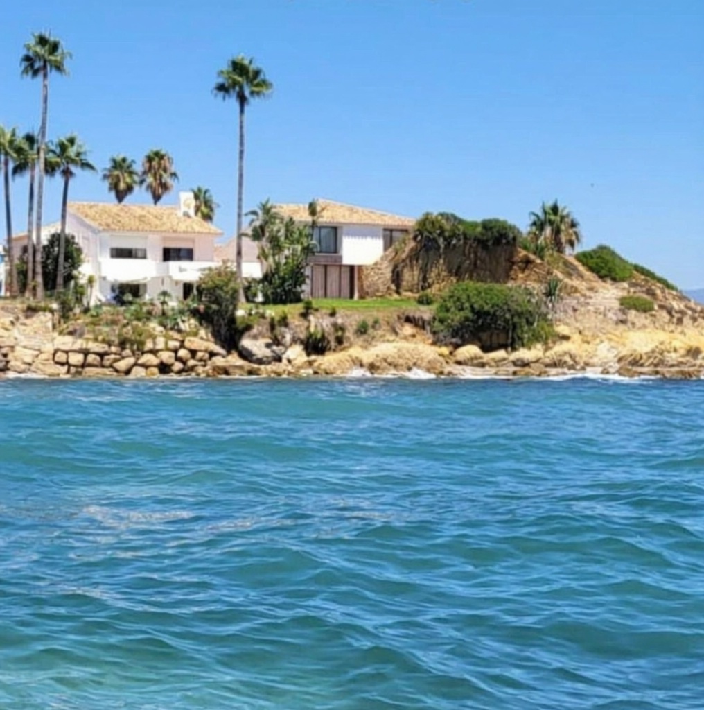 Шале с прямой выход на пляж в Estepona — Морской вид