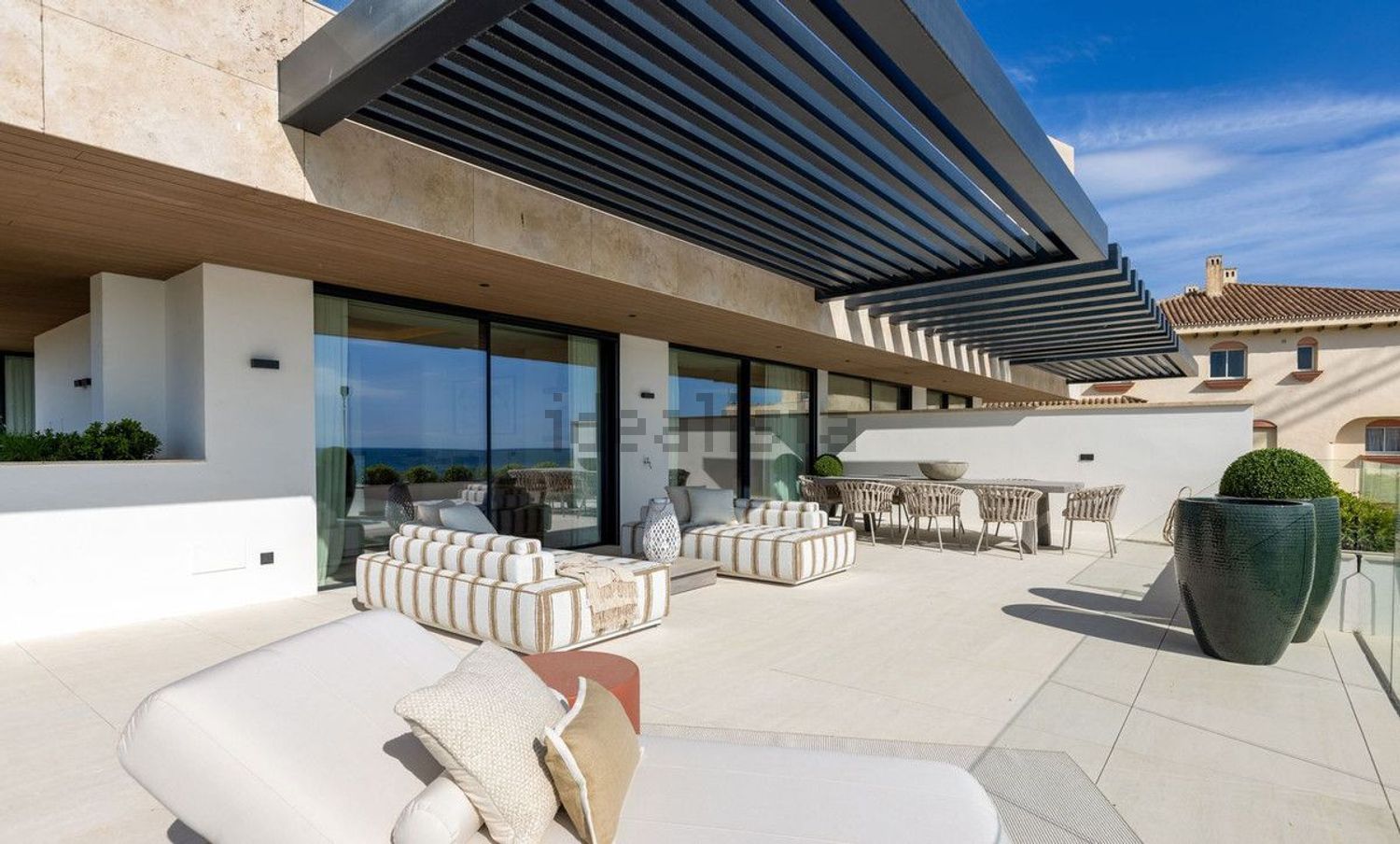 Beachfront flat in Estepona — Sea terrace