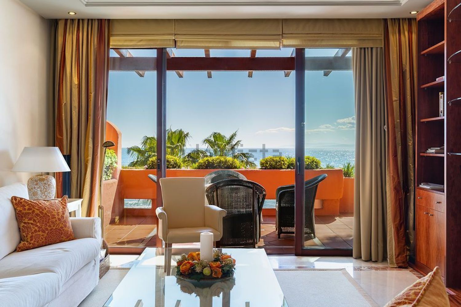 Villa with direct beach access in Estepona — Living room