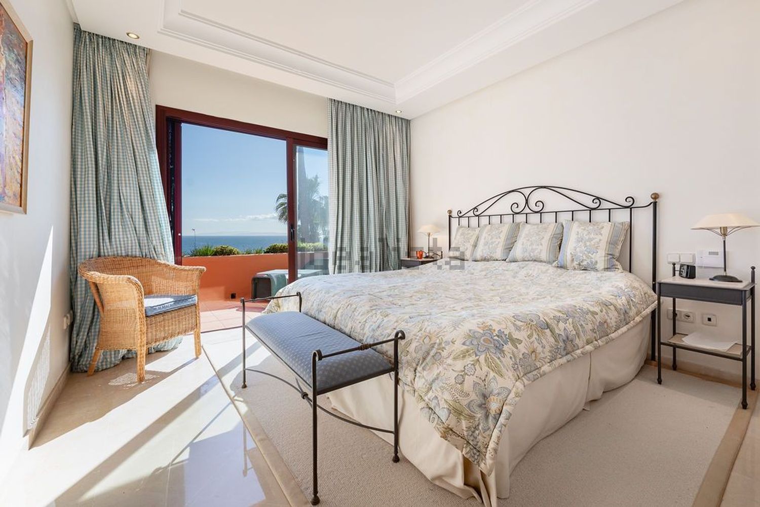 Villa with direct beach access in Estepona — Bedroom