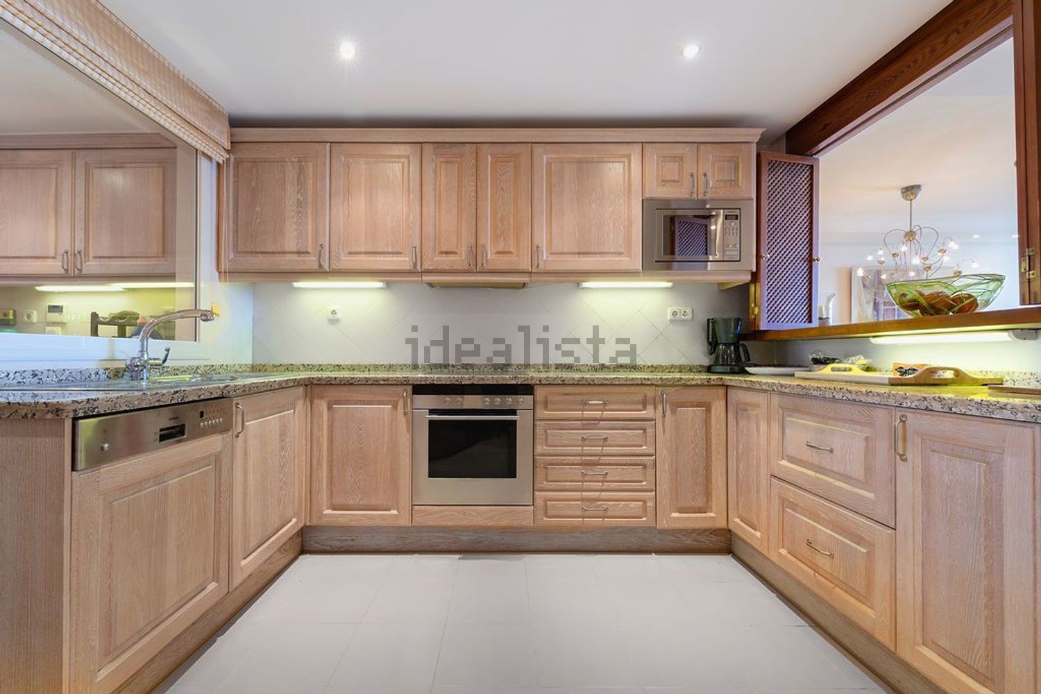Villa with direct beach access in Estepona — Kitchen