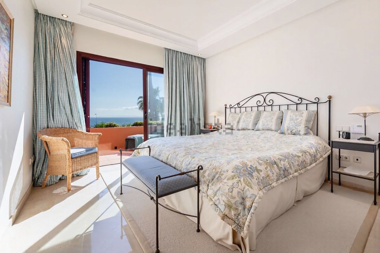Villa con acceso directo a playa en Estepona — Dormitorio