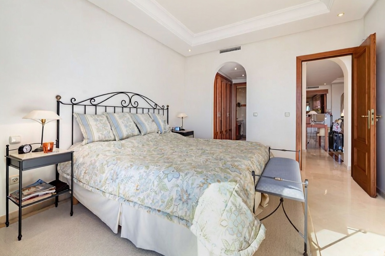 Villa con acceso directo a playa en Estepona — Dormitorio