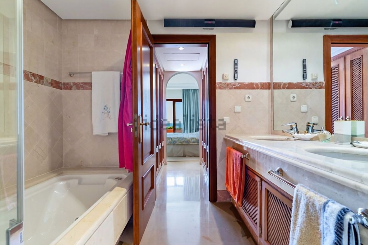 Villa con acceso directo a playa en Estepona — Baño