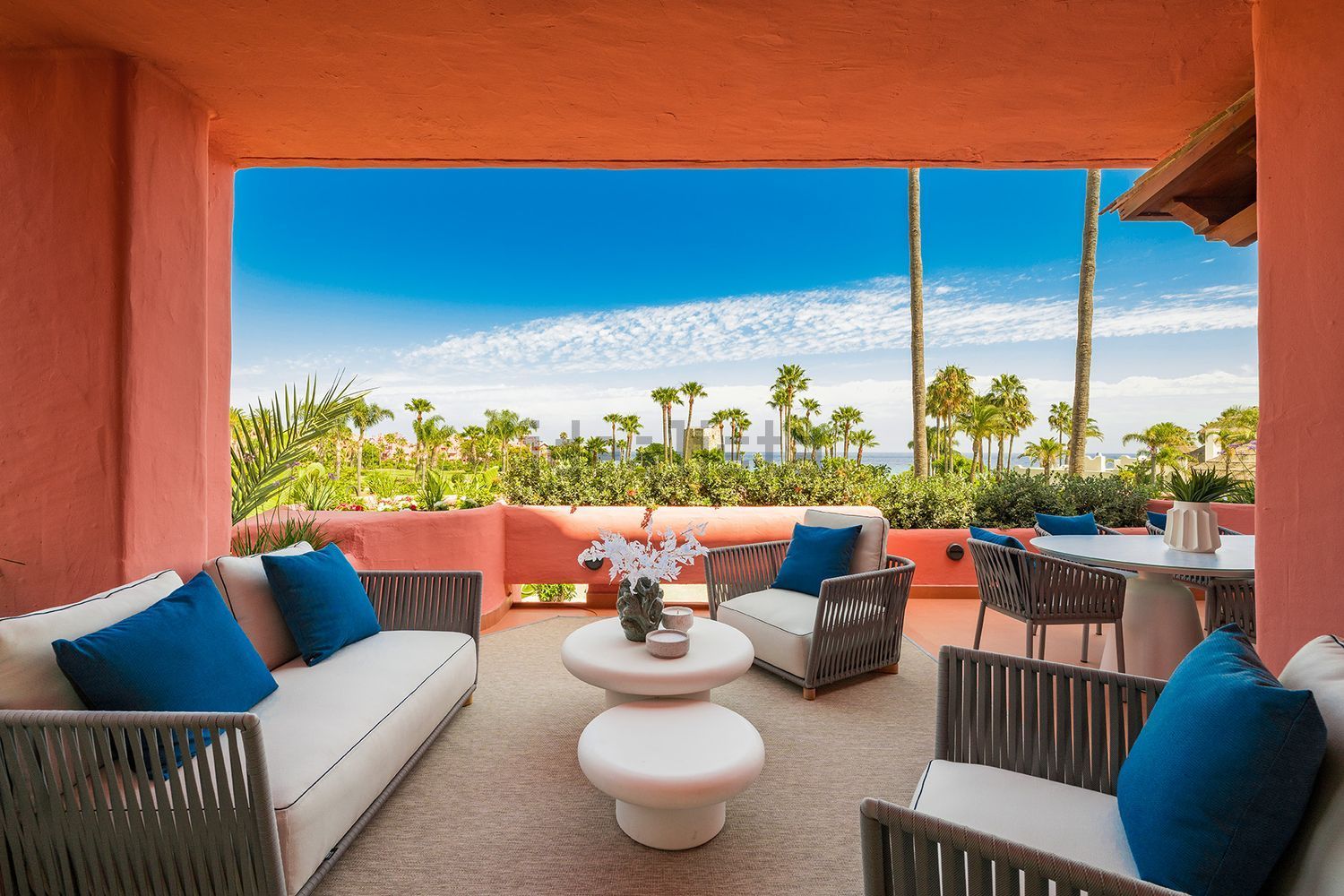 Beachfront flat in Estepona — Sea terrace