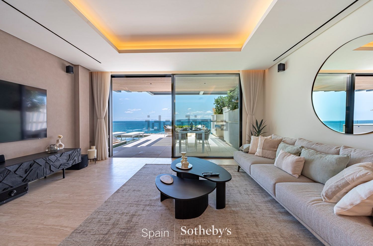 Beachfront flat in Estepona — Living room