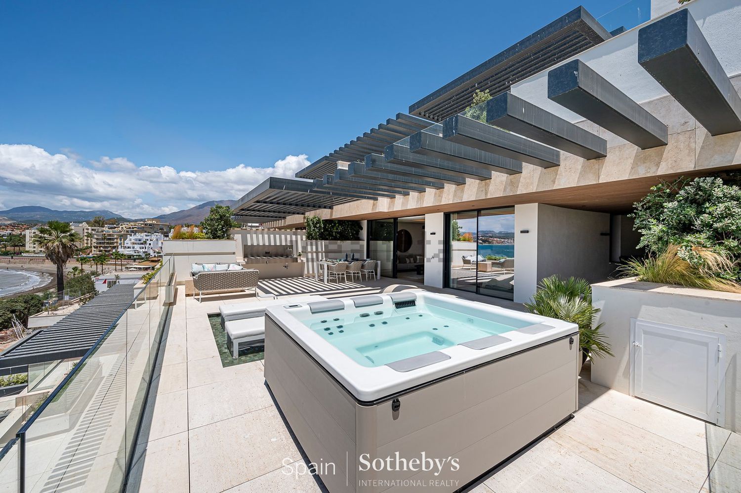Beachfront flat in Estepona — Sea view