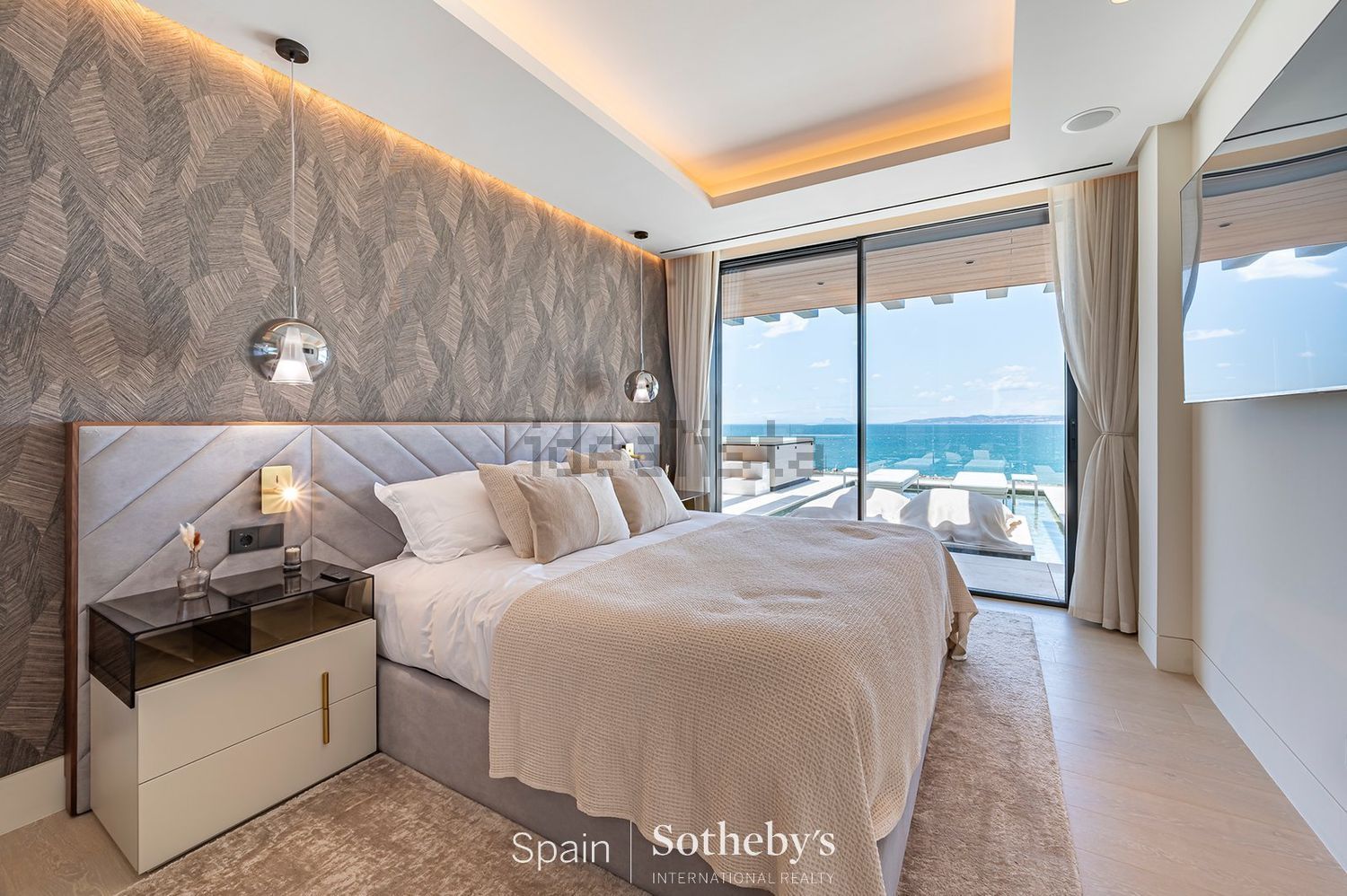 Beachfront flat in Estepona — Bedroom
