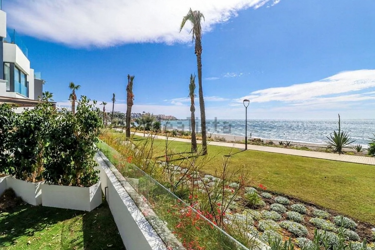Шале с прямой выход на пляж в Estepona — Морской вид