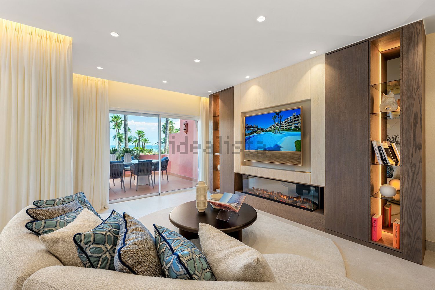 Beachfront flat in Estepona — Living room