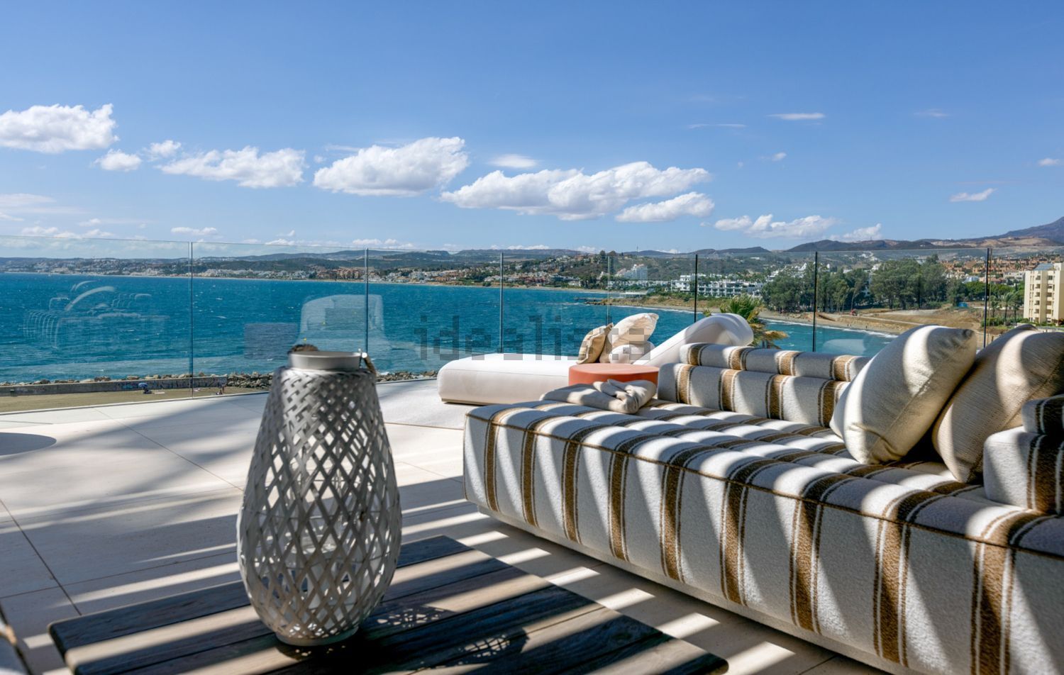 Beachfront flat in Estepona — Sea terrace