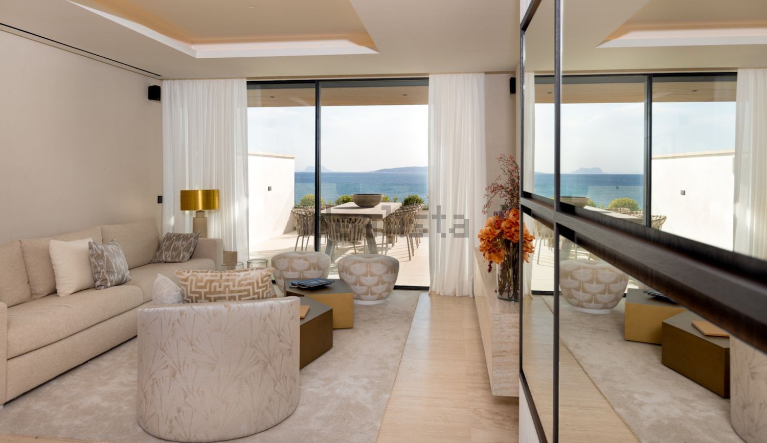 Beachfront flat in Estepona — Living room