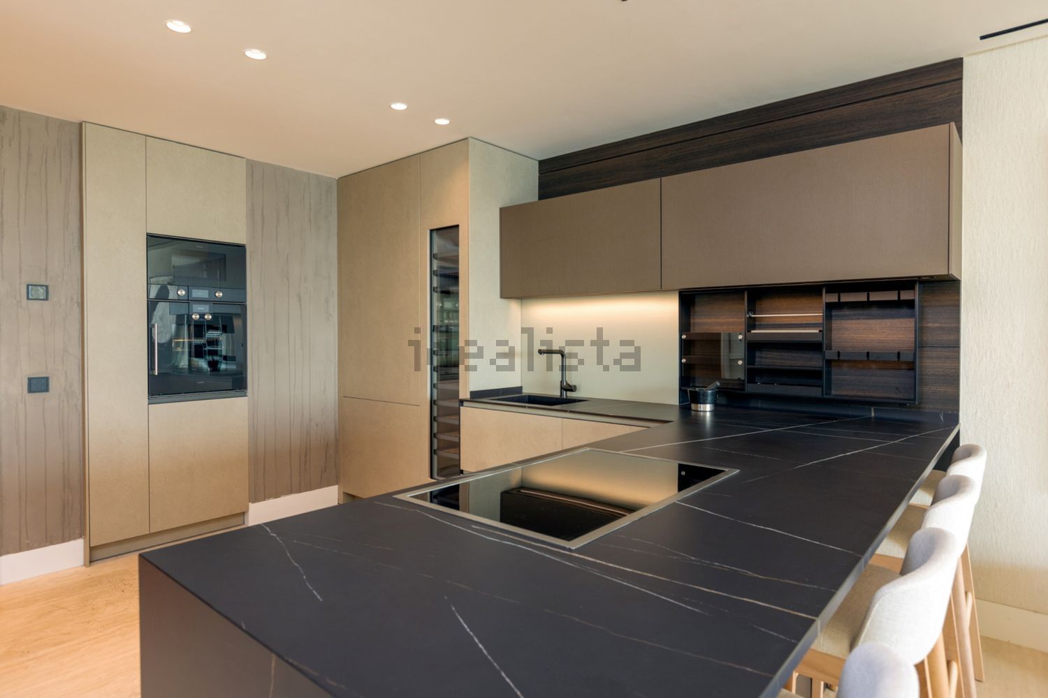 Beachfront flat in Estepona — Kitchen