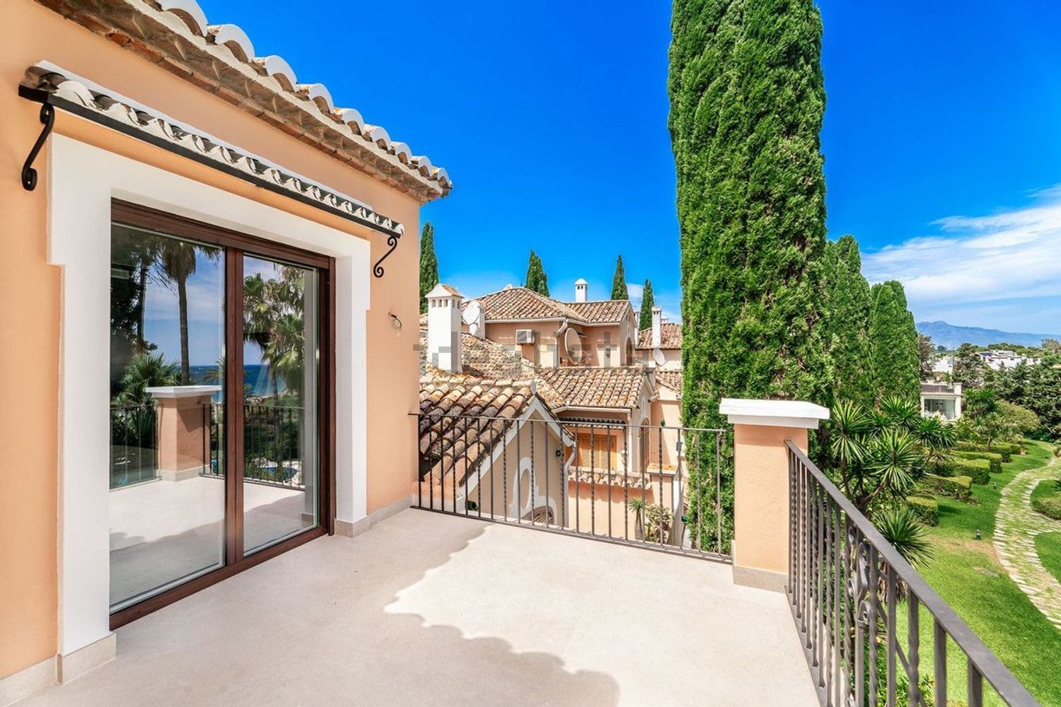 Chalet avec accès direct à la plage à Estepona — Terrasse mer