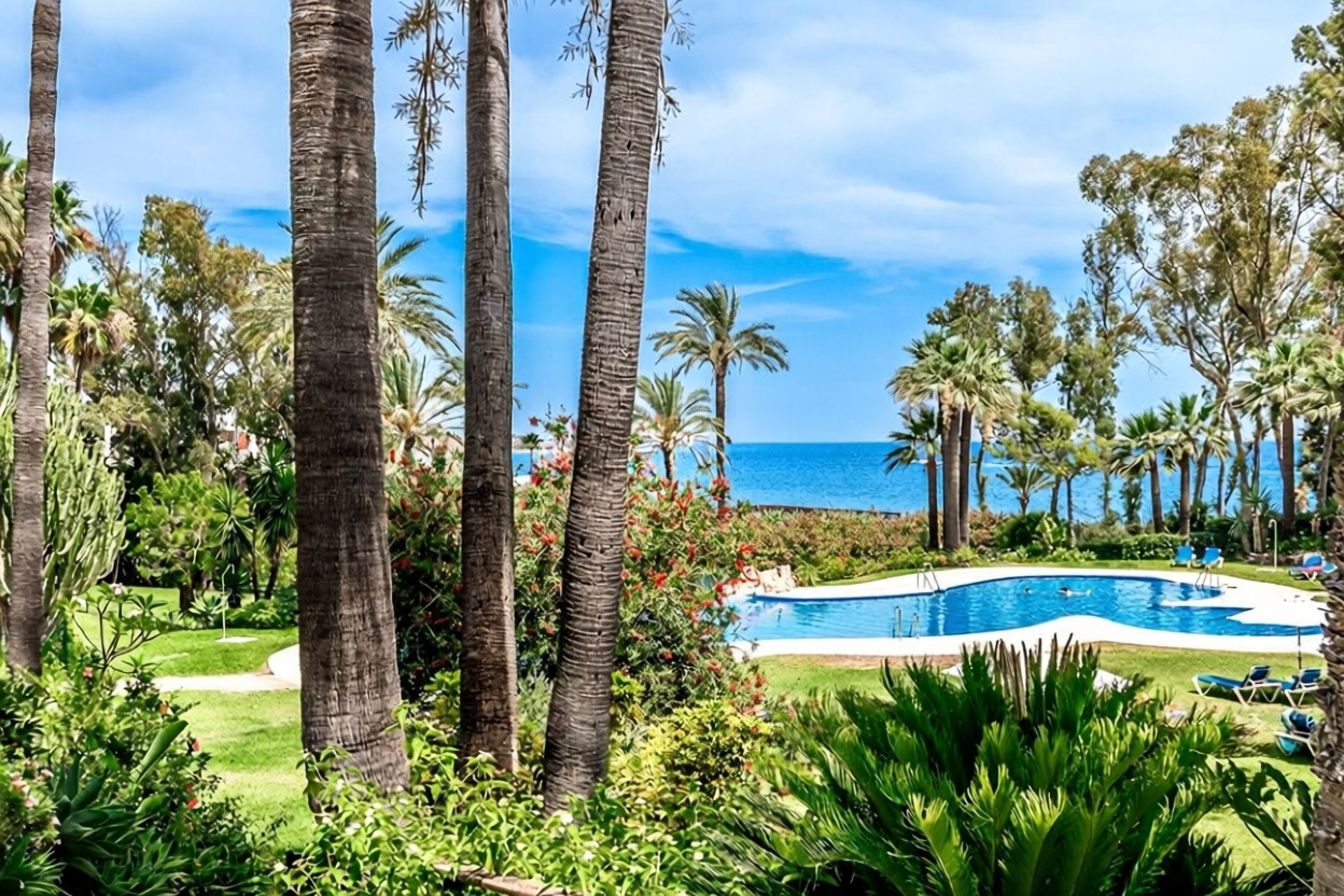Chalet with direct beach access in Estepona — Sea view