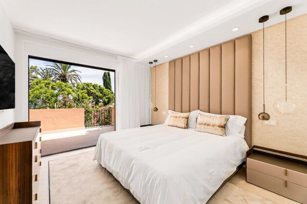 Chalet with direct beach access in Estepona — Bedroom