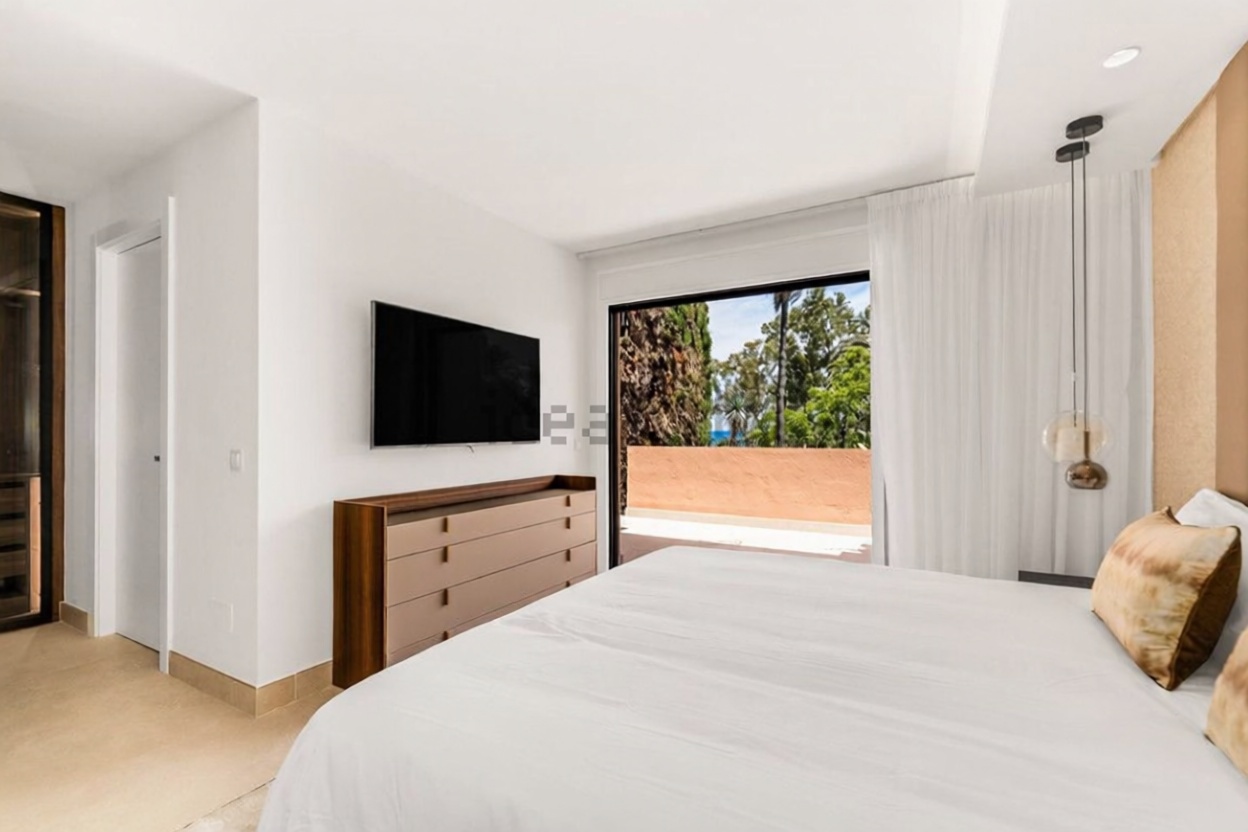 Chalet with direct beach access in Estepona — Bedroom